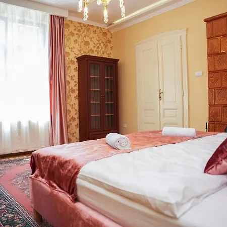 Varkert Deluxe Apartmanhaz Мішкольц Екстер'єр фото