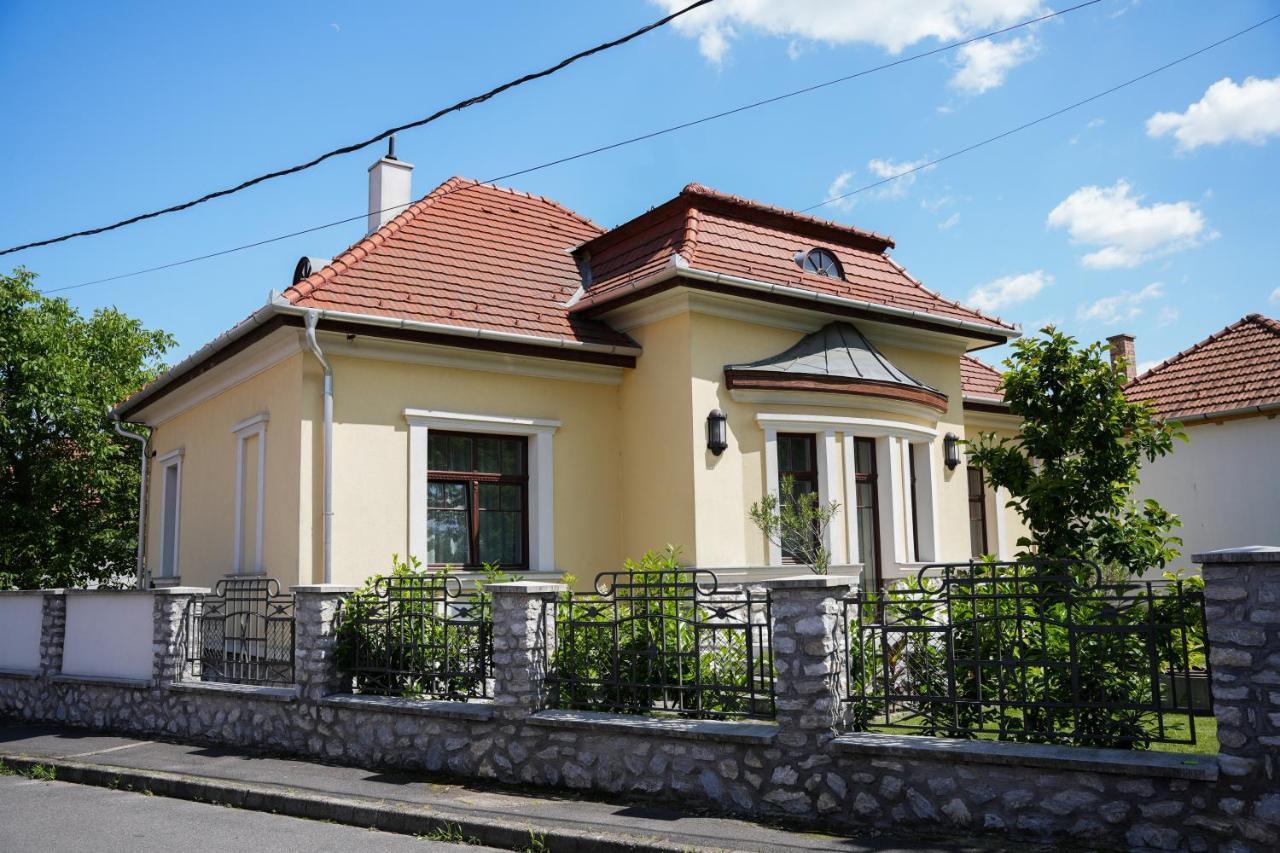 Вілла Varkert Deluxe Apartmanhaz Мішкольц