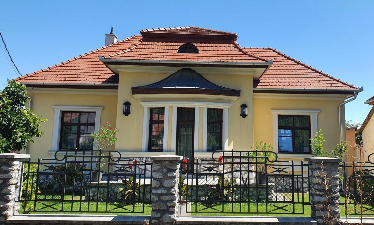 Вілла Varkert Deluxe Apartmanhaz Мішкольц