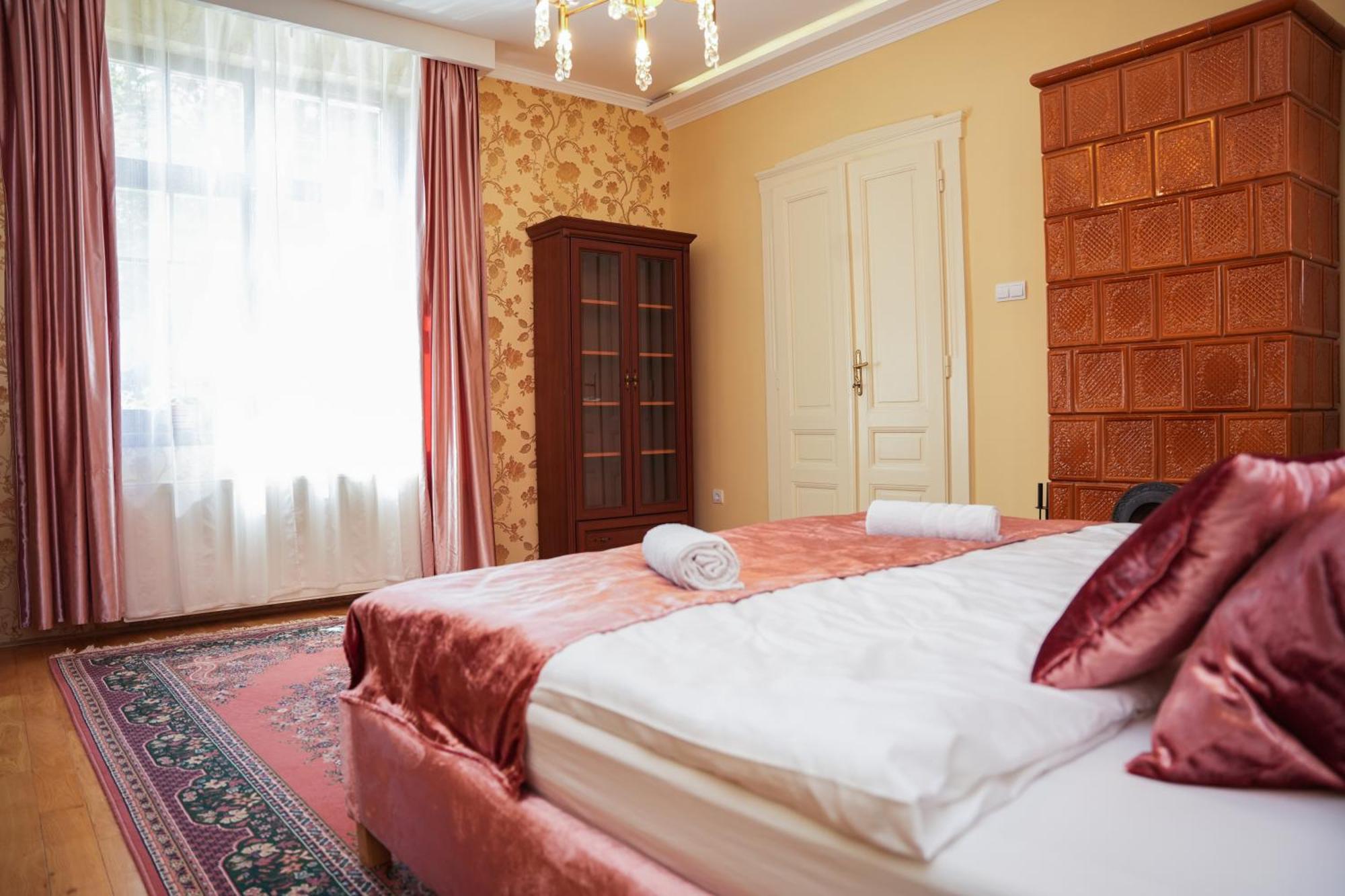Varkert Deluxe Apartmanhaz Мішкольц