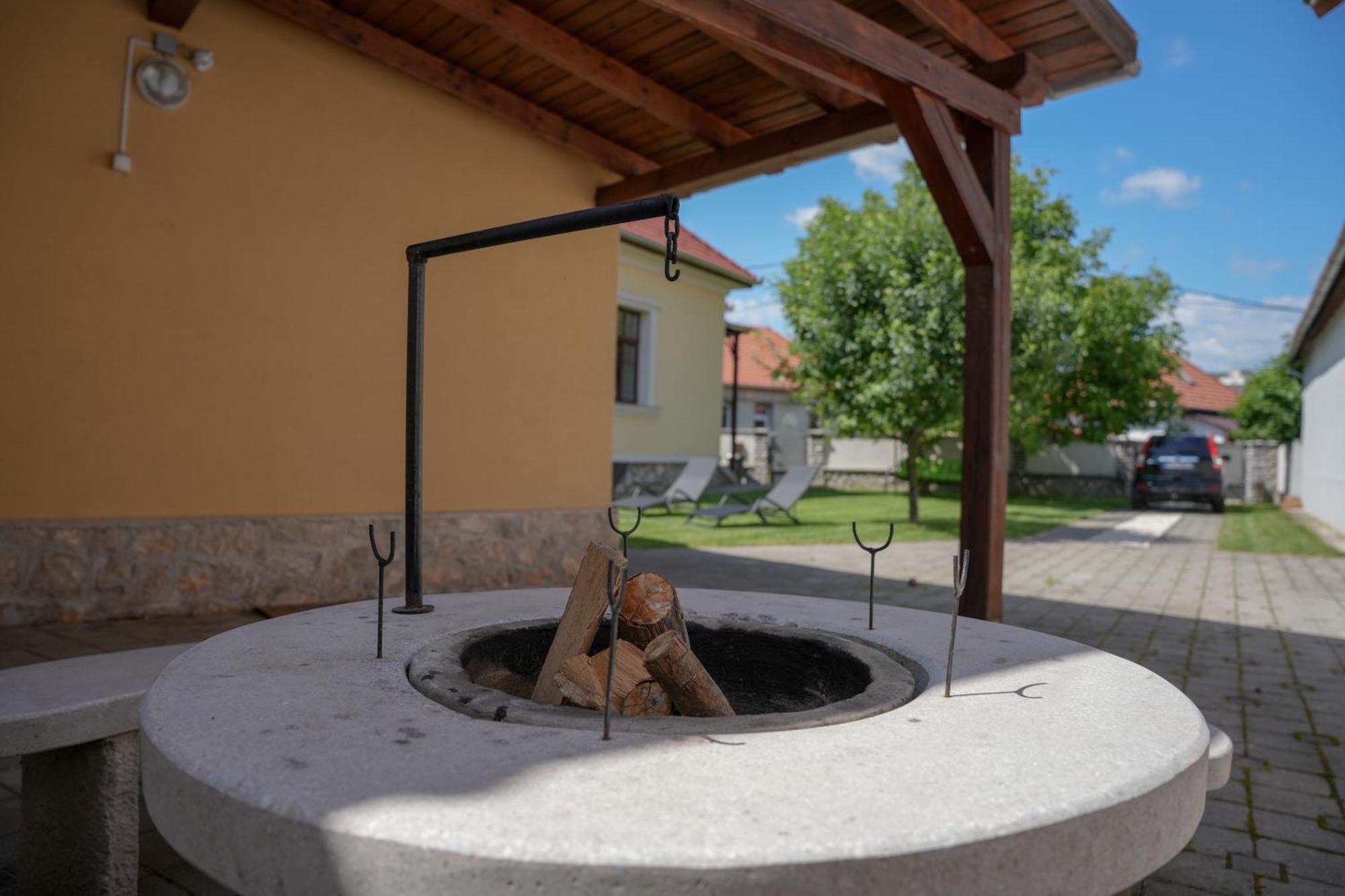 Varkert Deluxe Apartmanhaz Мішкольц