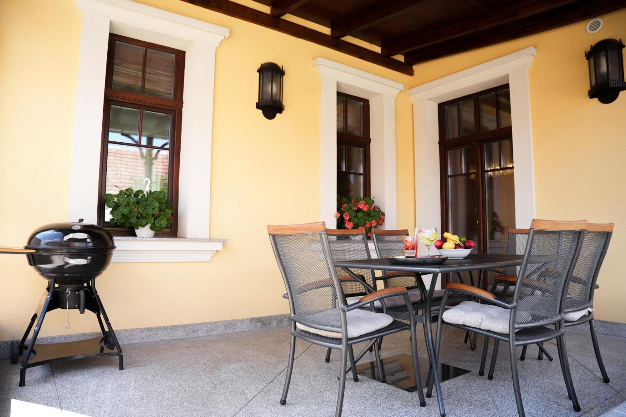 Varkert Deluxe Apartmanhaz Villa