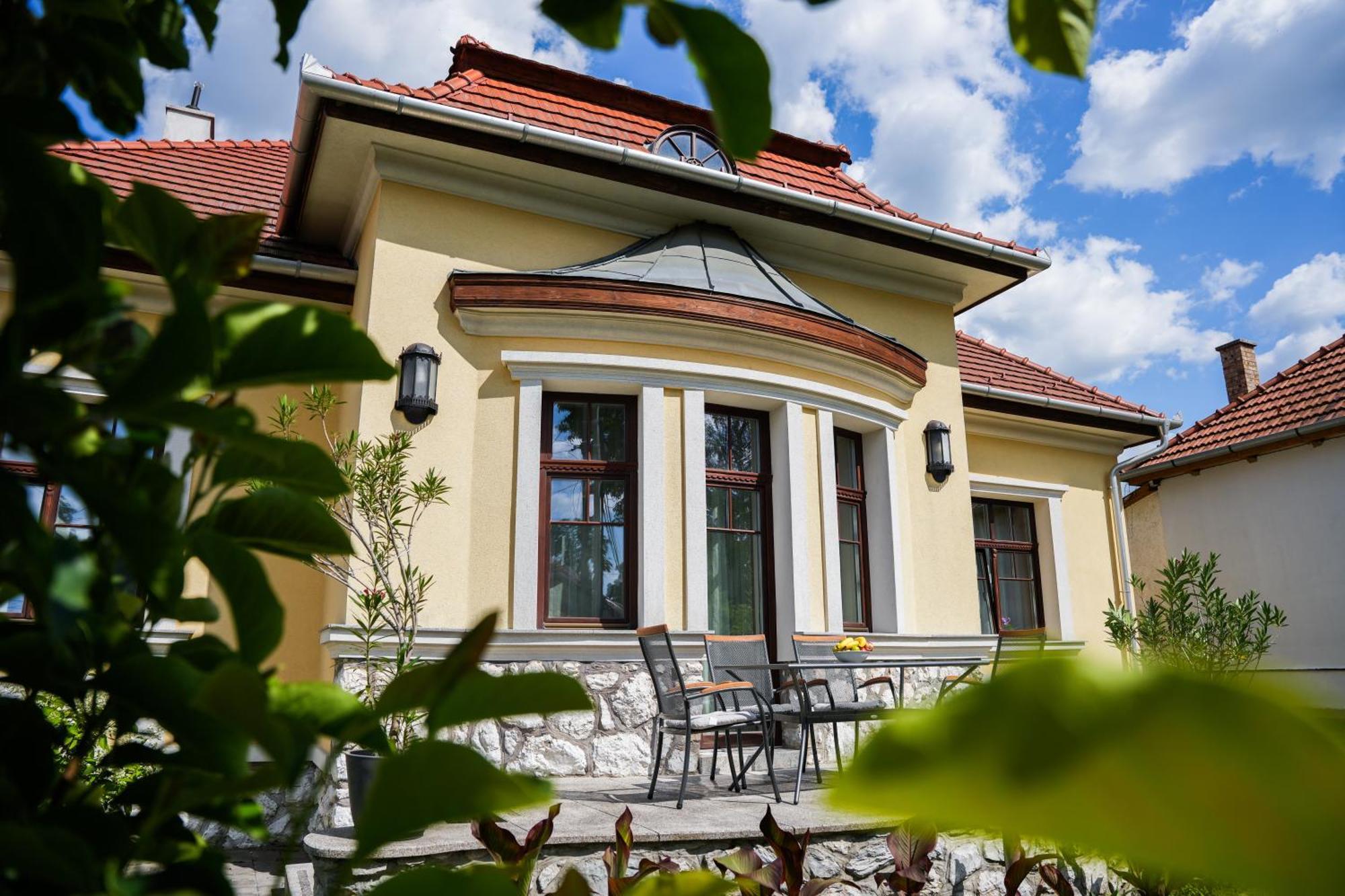 Varkert Deluxe Apartmanhaz *