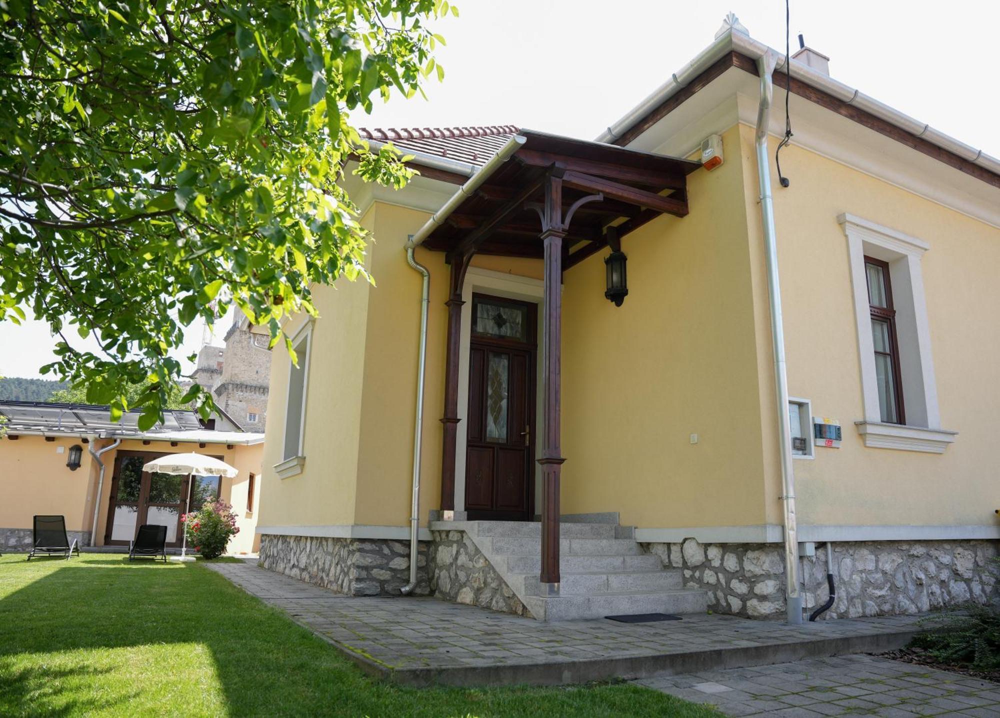 Varkert Deluxe Apartmanhaz * Мішкольц